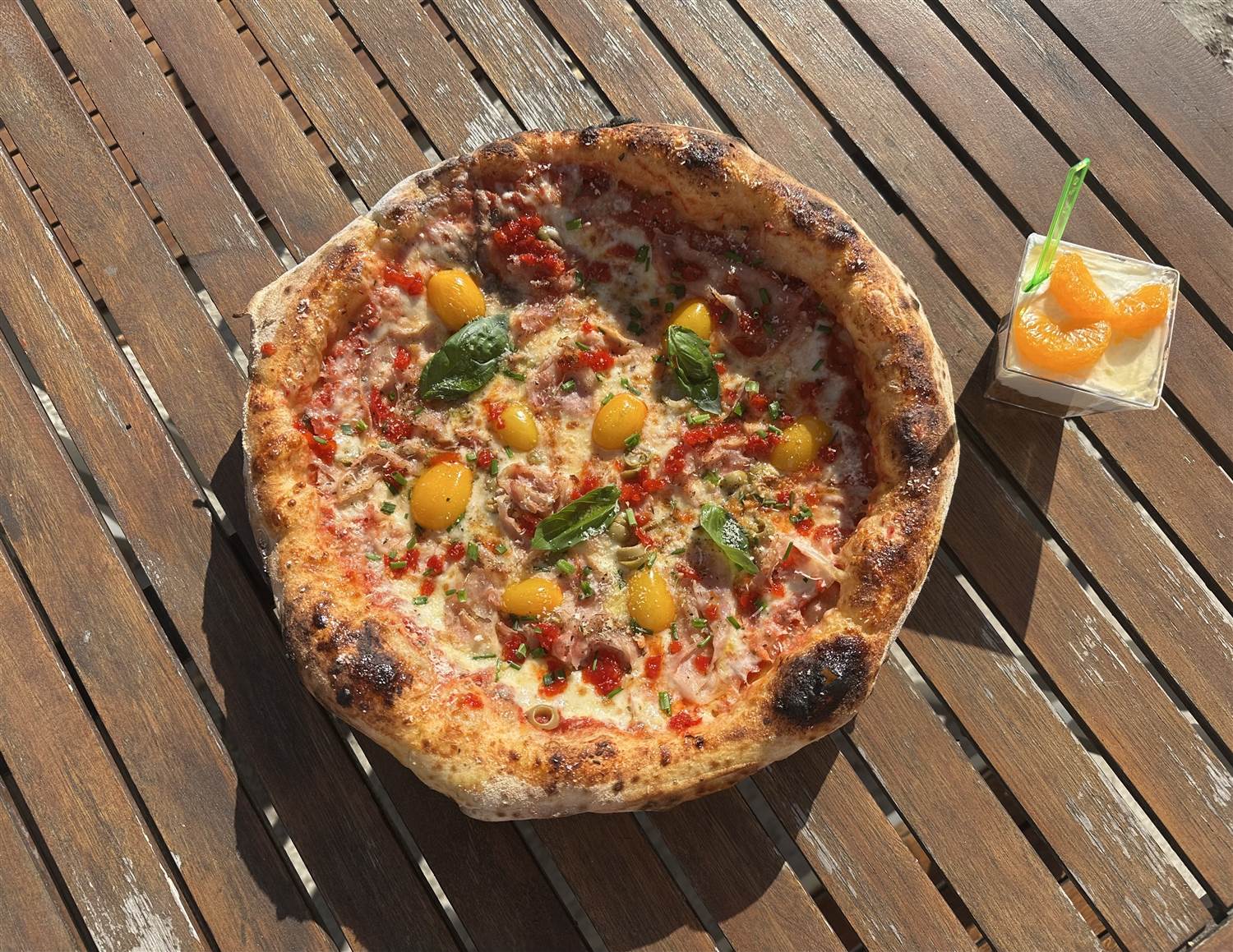 Pizza napoletană Moto Pizza, proaspăt scoasă din cuptor
