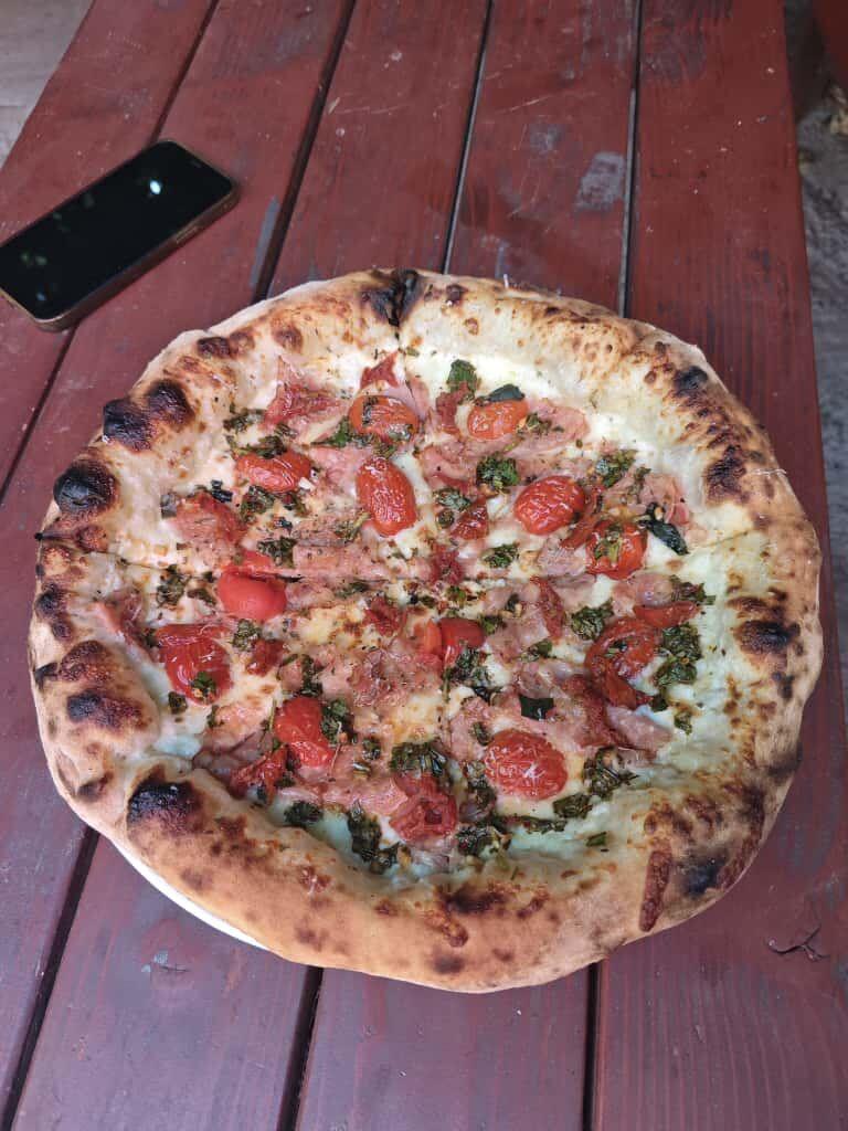 Pizza bianca cu roșii cherry