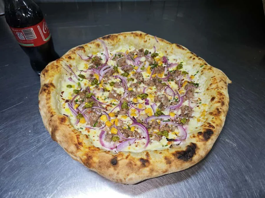 Pizza bianca cu ceapă roșie și porumb