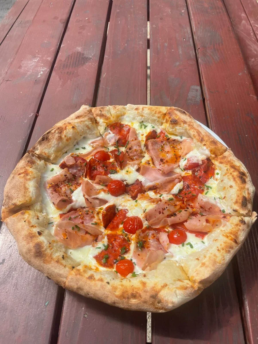 Pizza cu prosciutto și chorizo